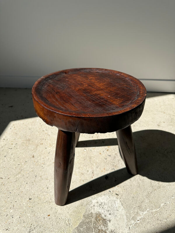 Tabouret en bois massif brun assise circulaire creuse