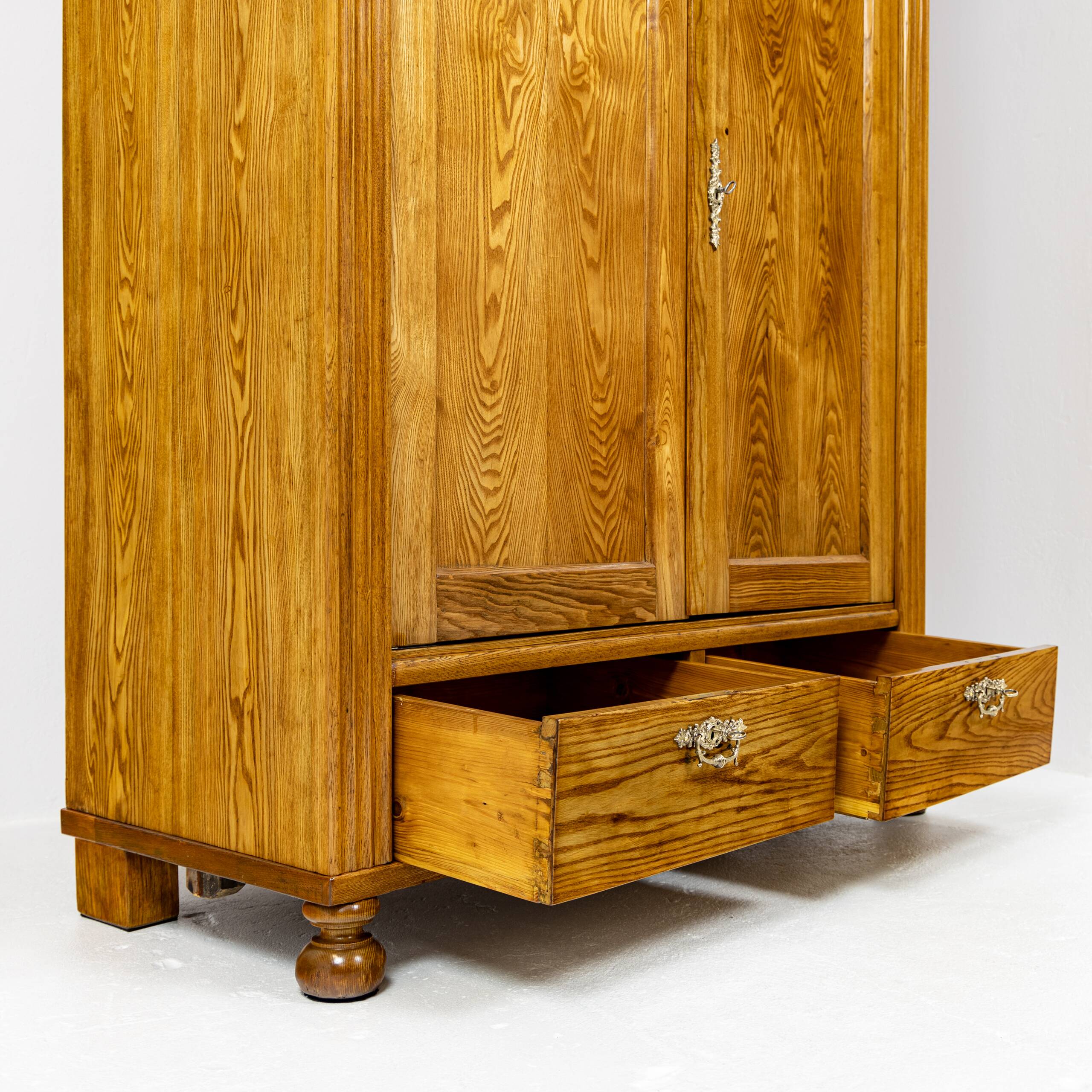 Armoire Louis-Philippe en frêne massif - 1835-1850