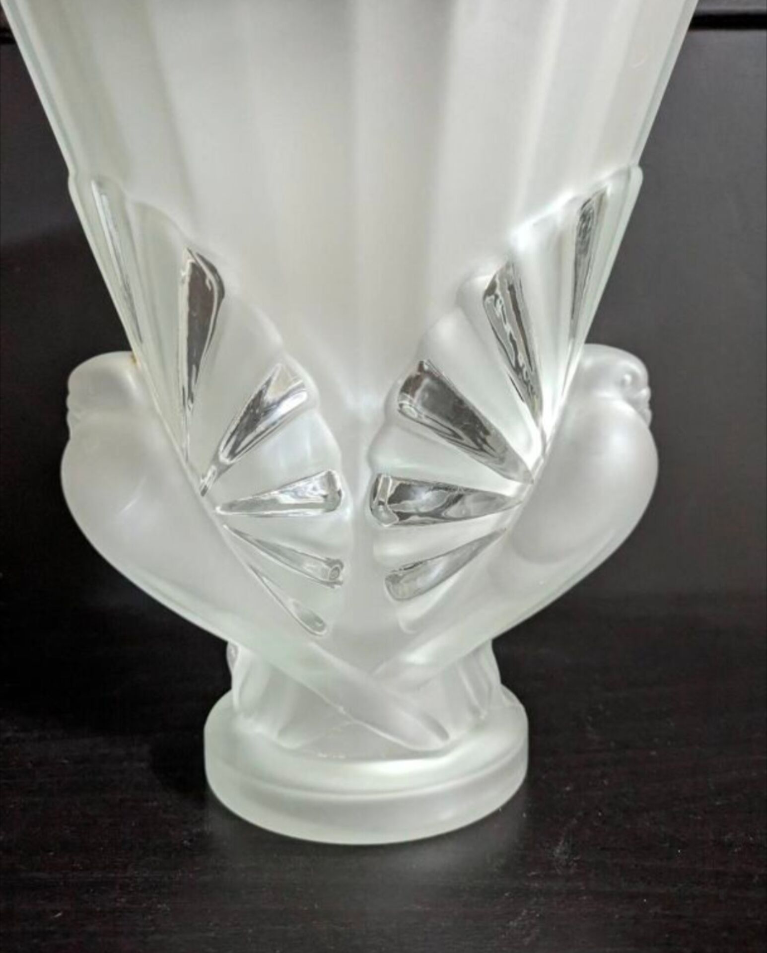 Vase aux ''colombes'' opalescent Art Déco