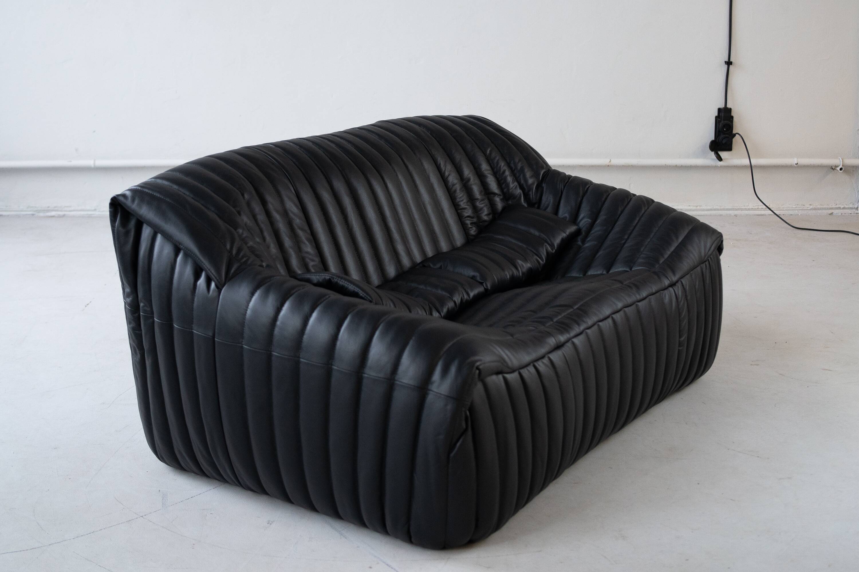 Cinna Ligne Roset Black leather 2-seater sofa attributed to Annie Hieronimus, 1970s