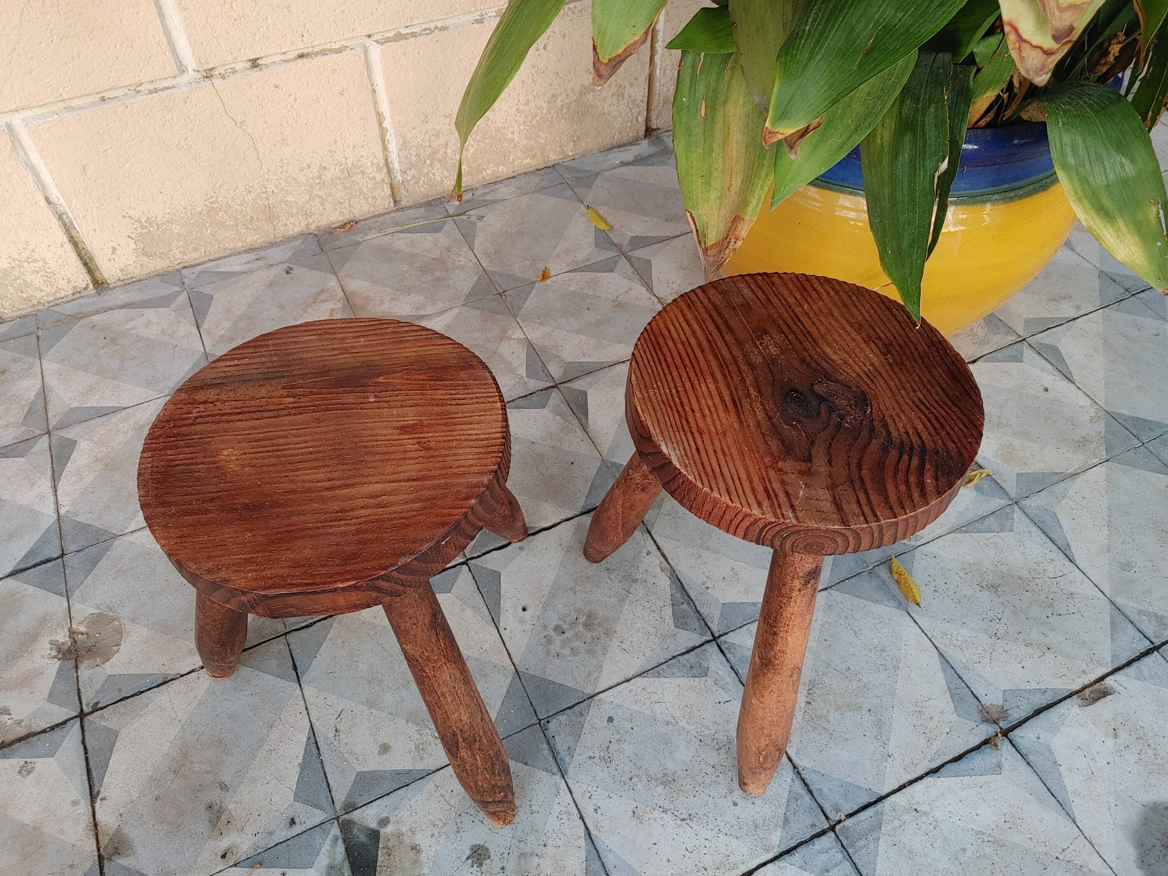 Paire de tabourets tripode en bois vintage