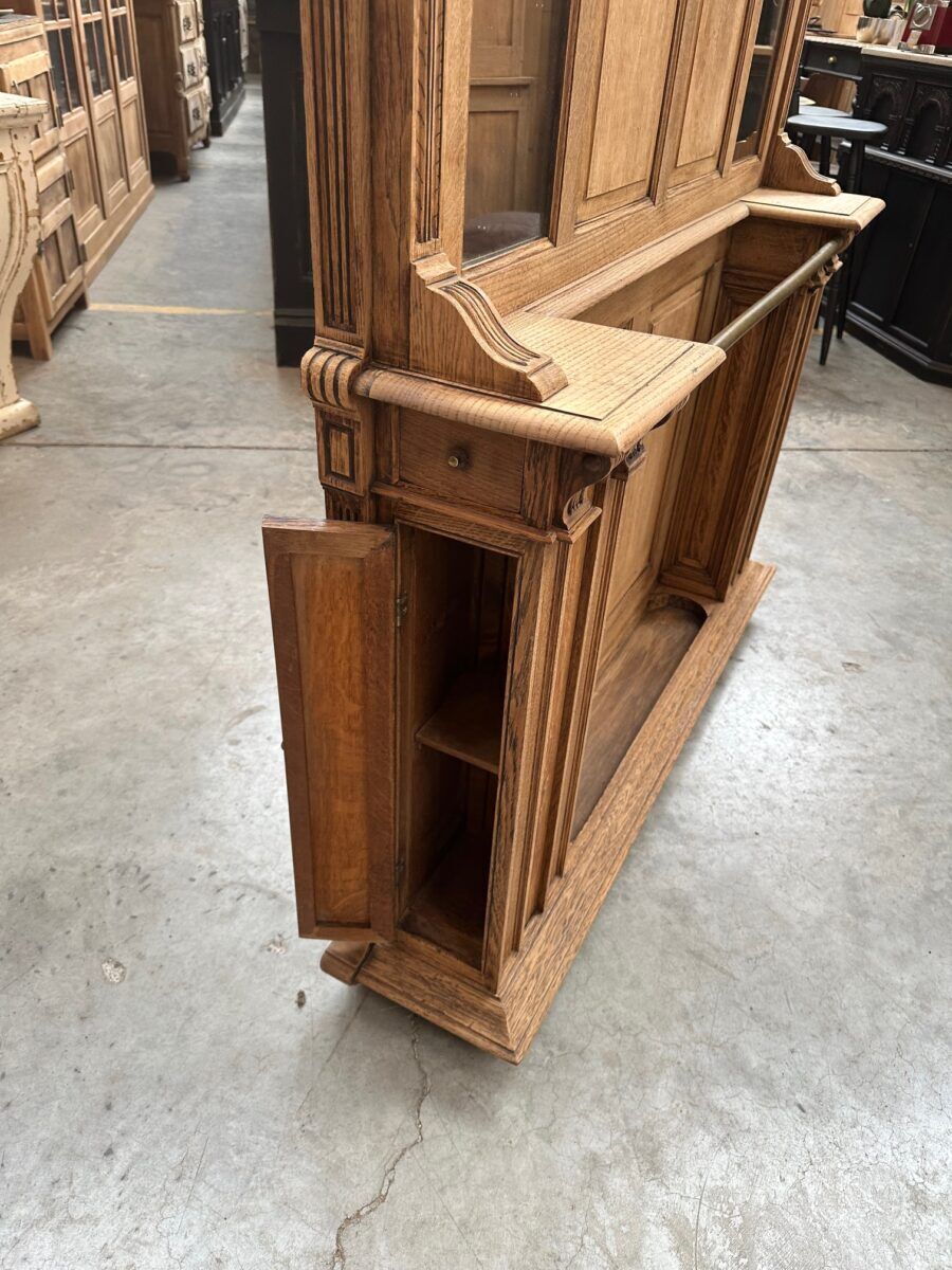 Entrance hall wardrobe in oak from the early 20th century.