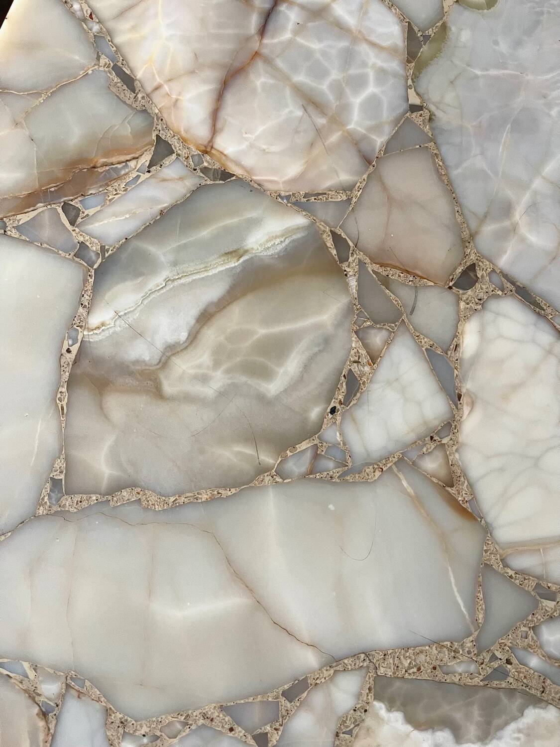 Coffee table in wood, marble and onyx.