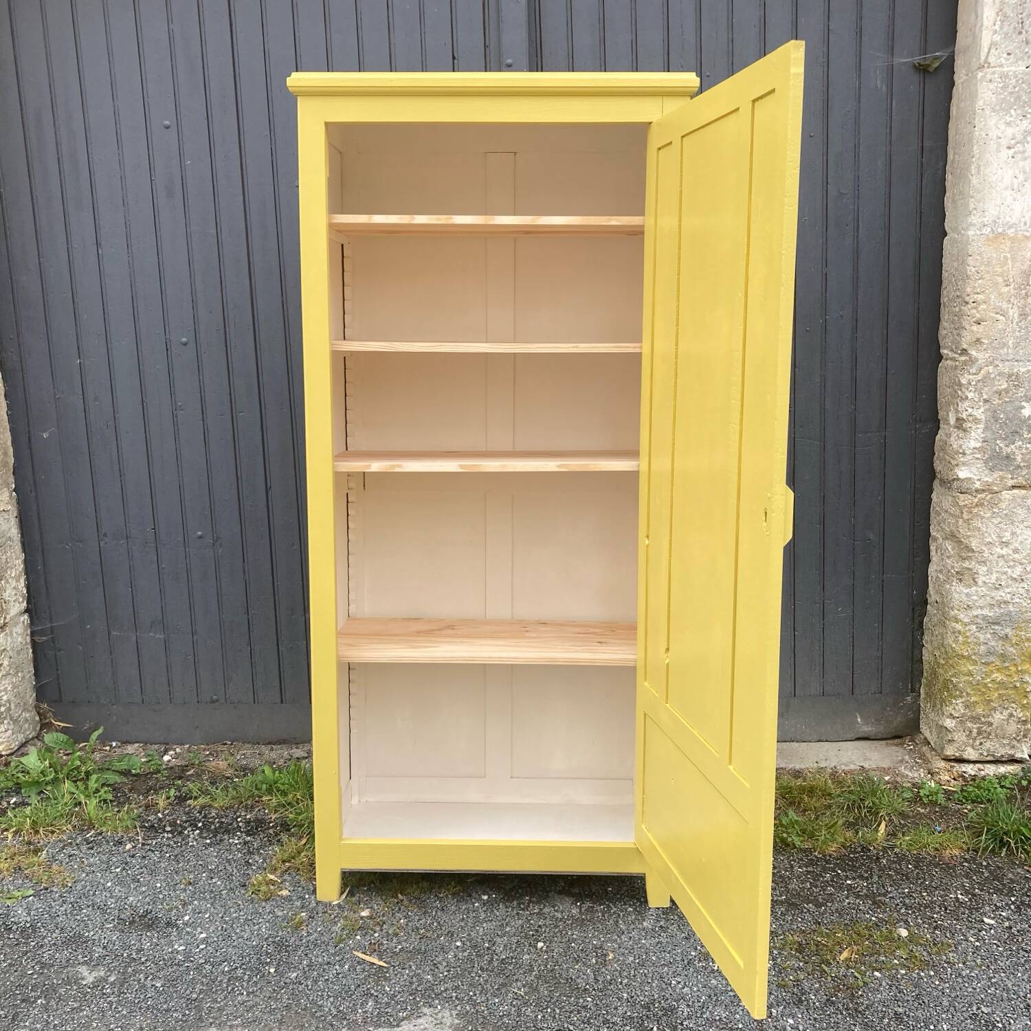 Simple yellow Parisian wardrobe