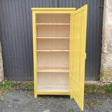 Simple yellow Parisian wardrobe