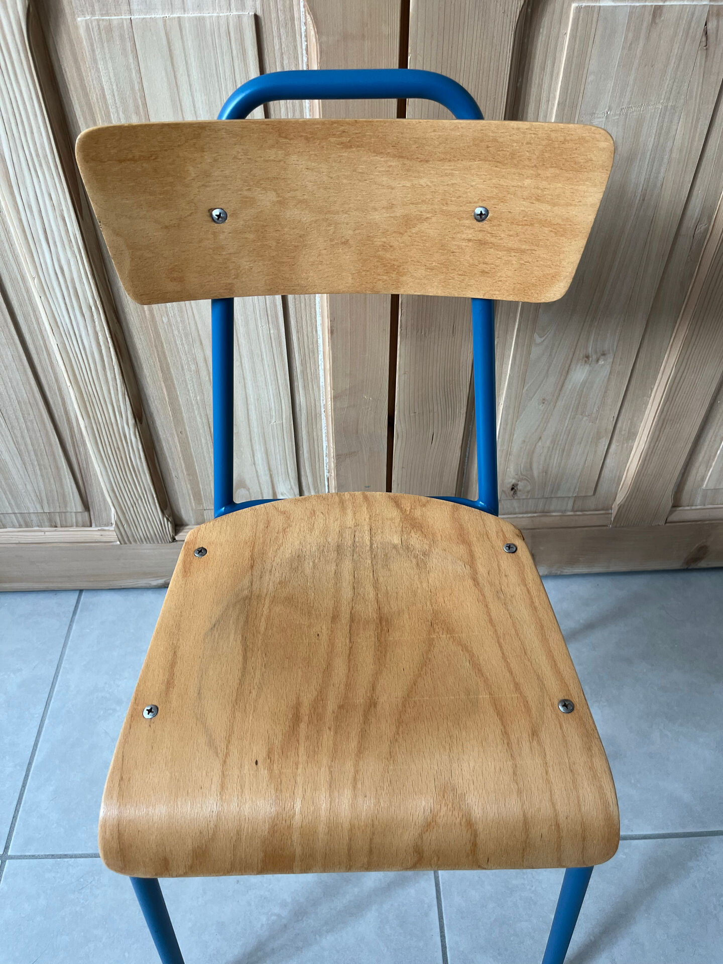 Chaise d'école vintage rénovée
