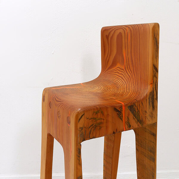 Chaise haute sculpturale de style brutaliste en chêne massif
