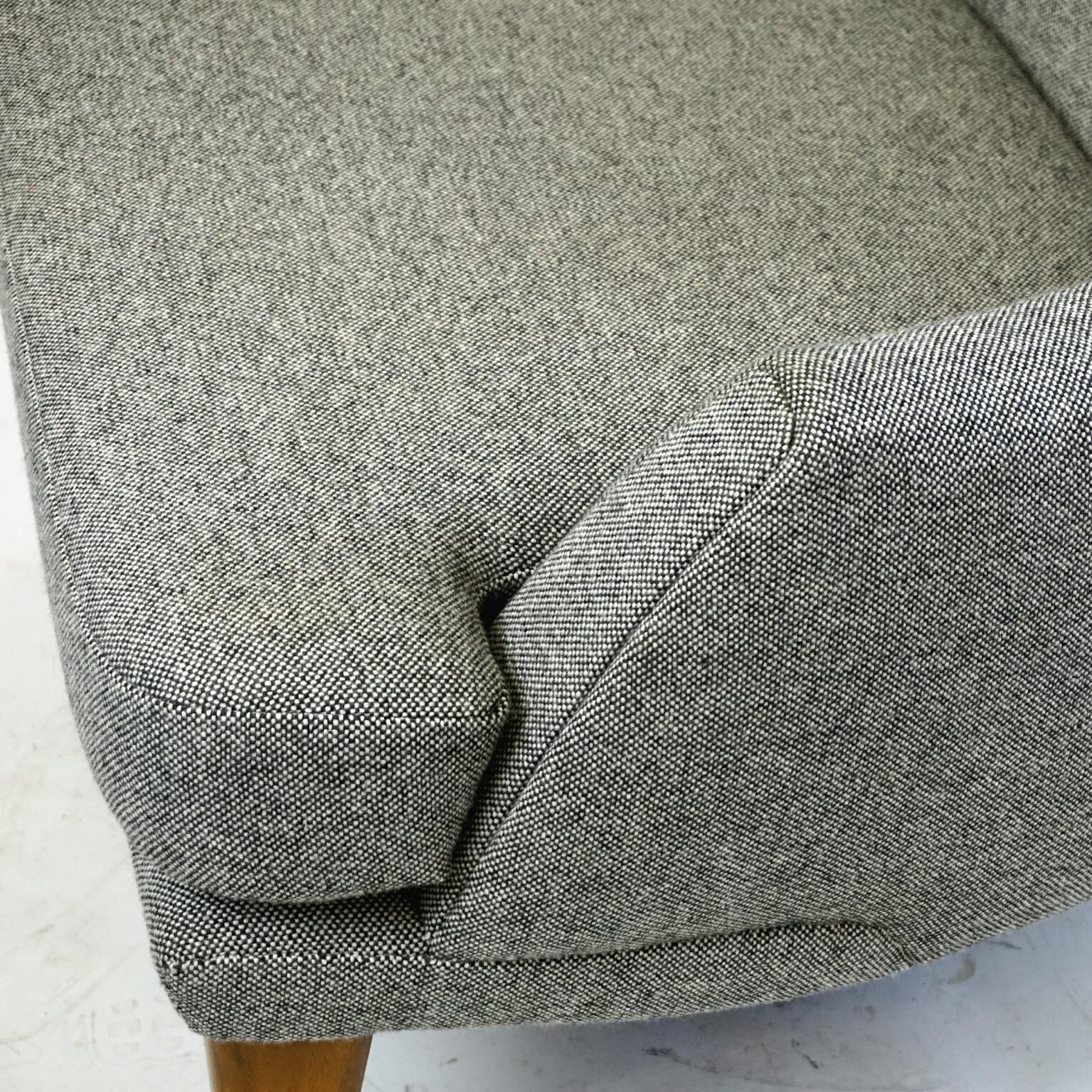 Fauteuil à oreilles monumental gris autrichien du milieu du siècle par Oswald Haerdtl