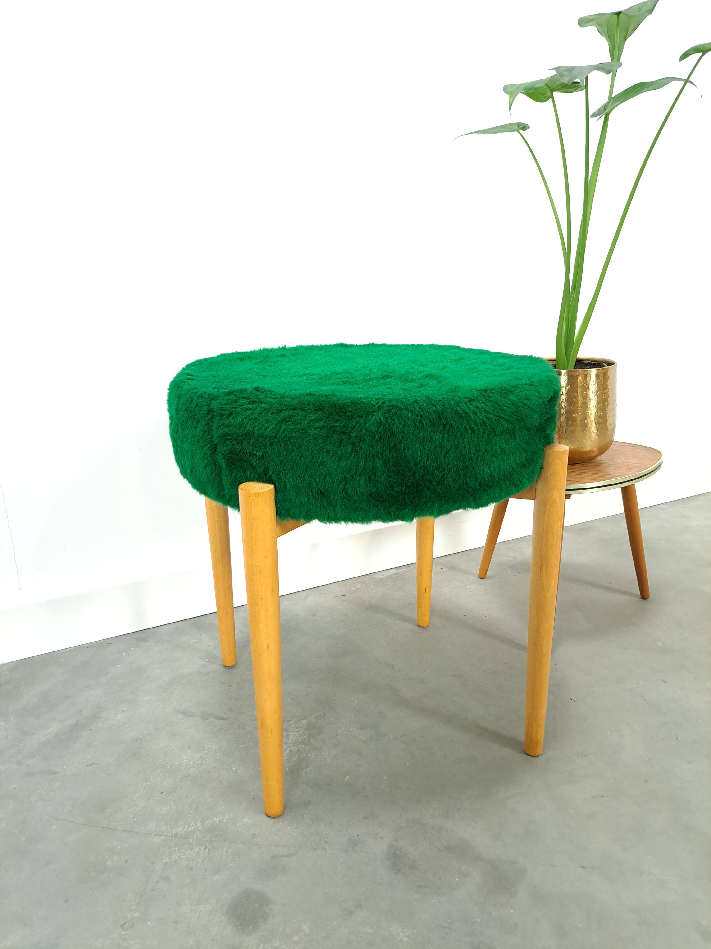 Houten vintage kruk met groen kussen