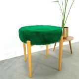 Houten vintage kruk met groen kussen