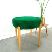 Houten vintage kruk met groen kussen