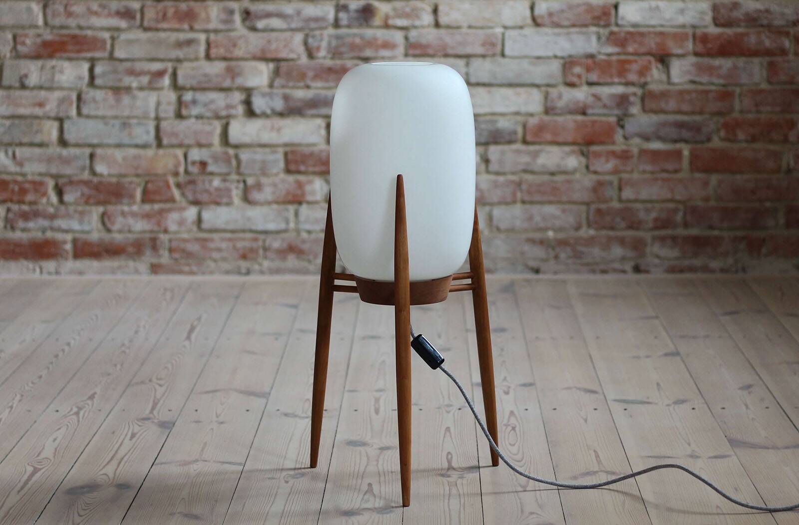 Lampadaire Space Age, abat-jour en verre, base tripode en bois, années 1960