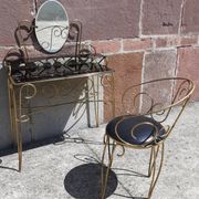 Coiffeuse et chaise en métal doré et opaline.