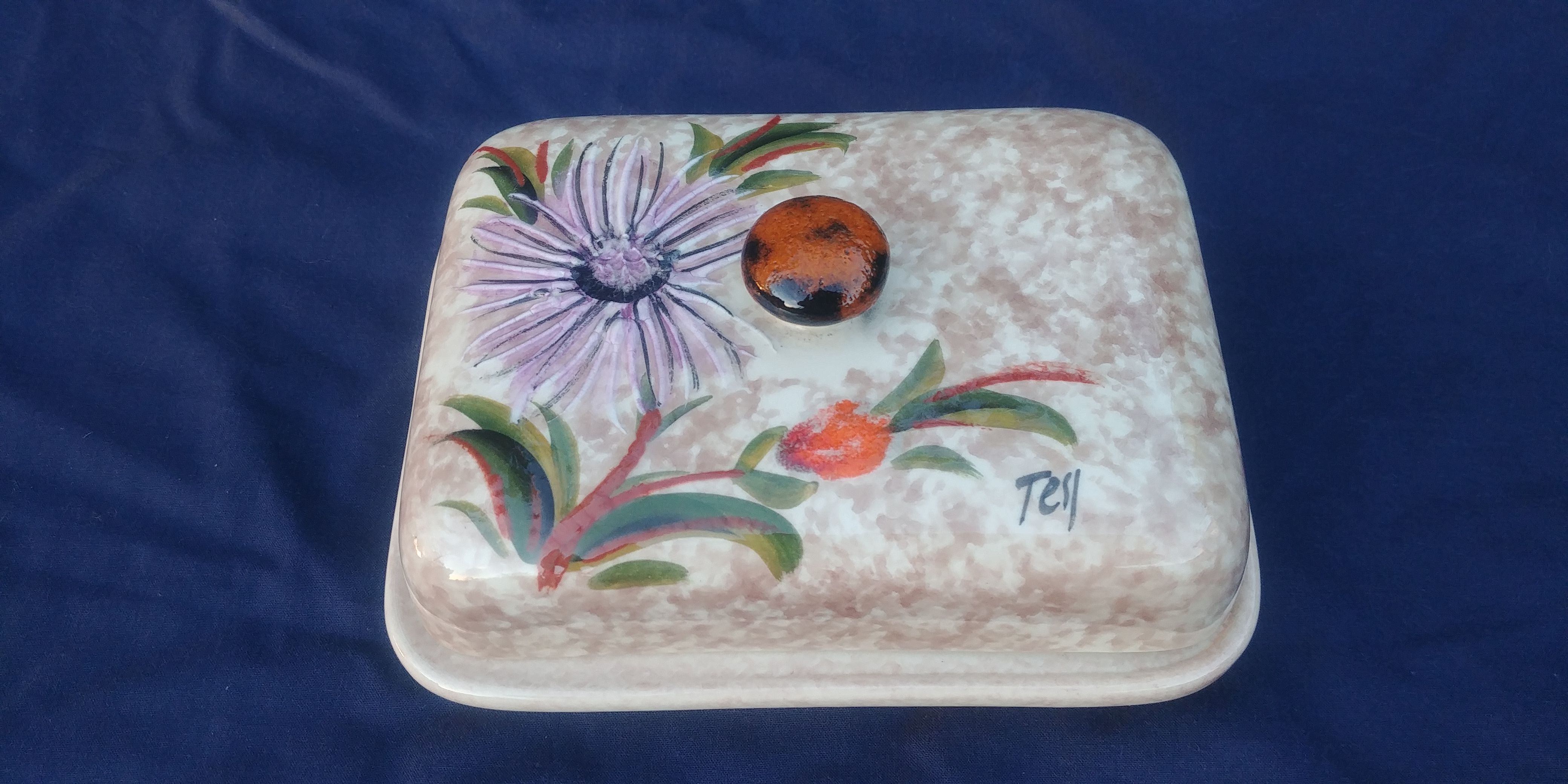 Large glazed ceramic butter cellar Vallauris signed Tess years 60/70 flower decoration in relief.