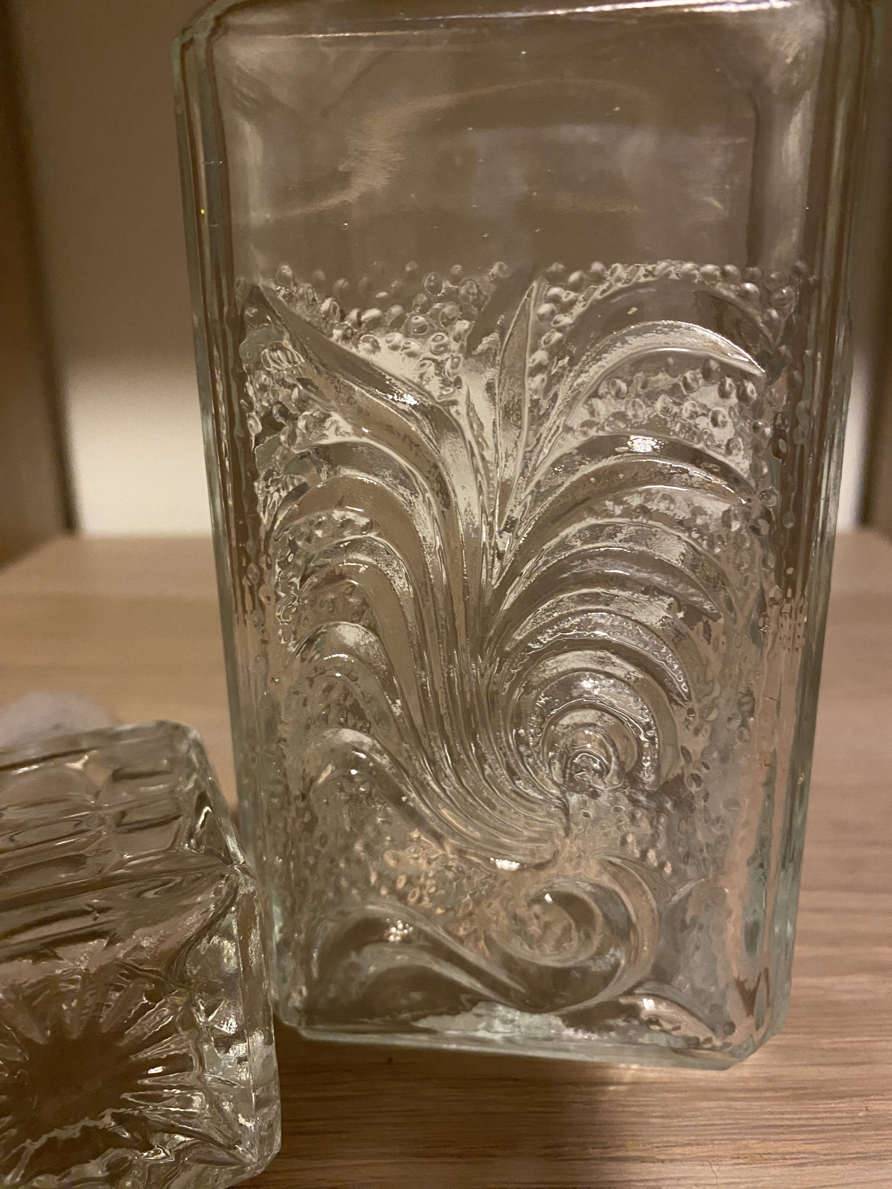 Carafe en verre ciselé