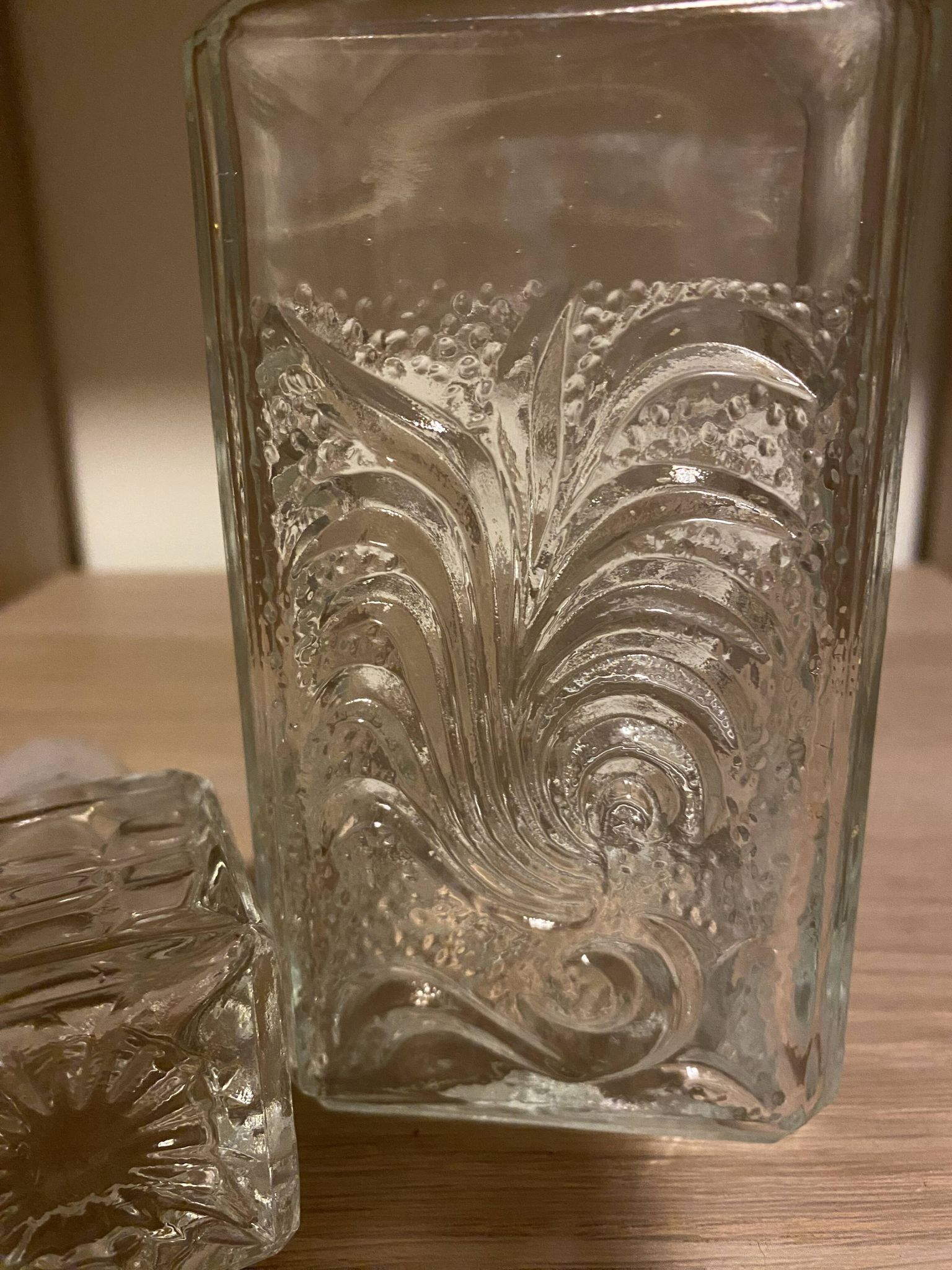 Carafe en verre ciselé