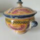Bonbonnière ancienne Quimper décor corbeille rose et portrait breton
