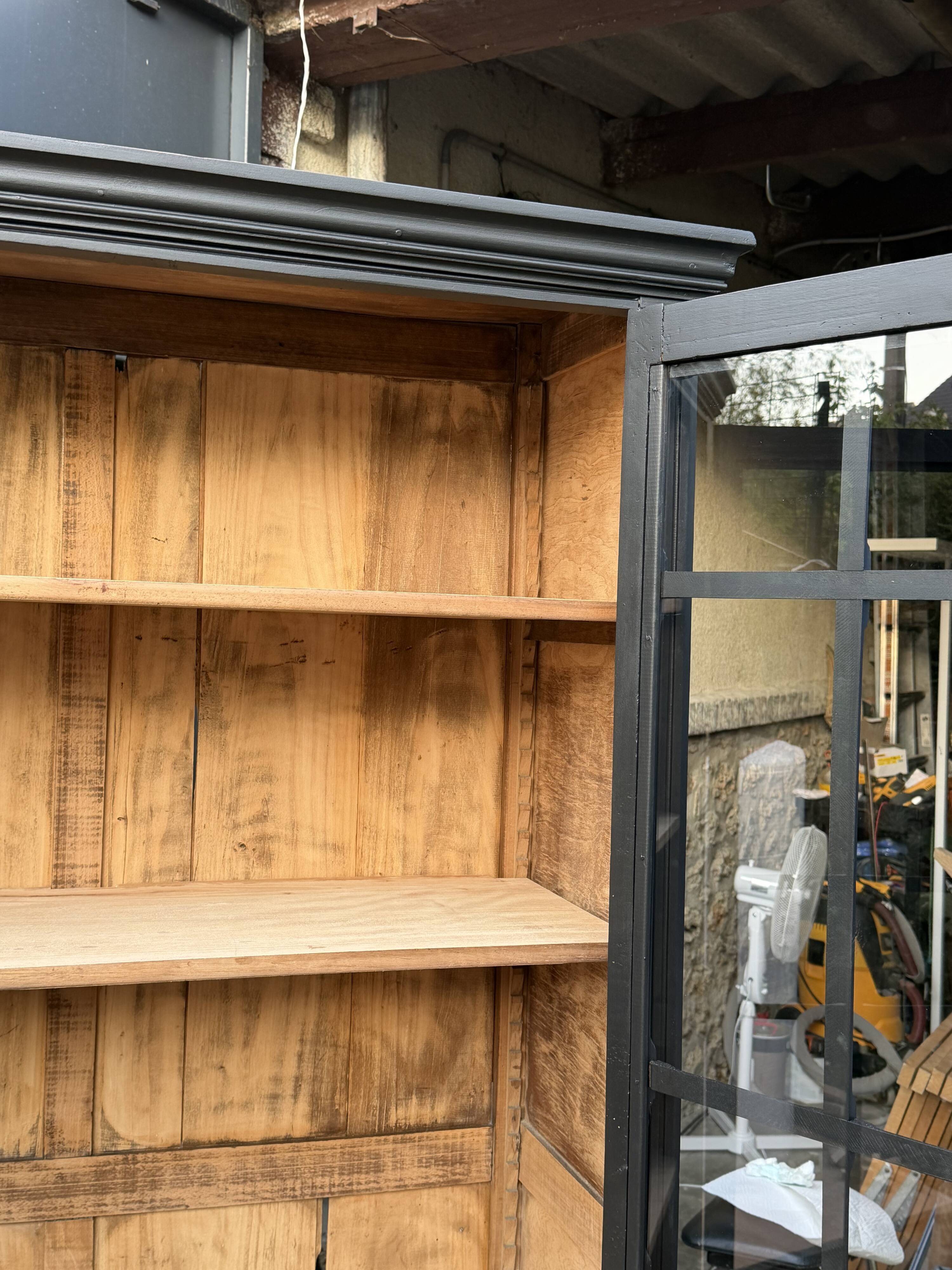 Armoire parisienne noire vitrée rénovée