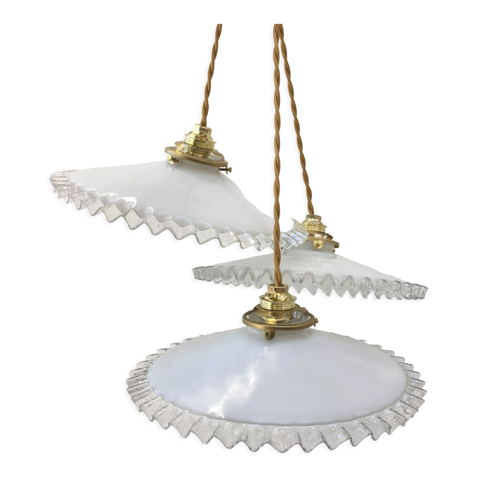 Trio de suspensions en opaline blanche et bords dentelés transparents