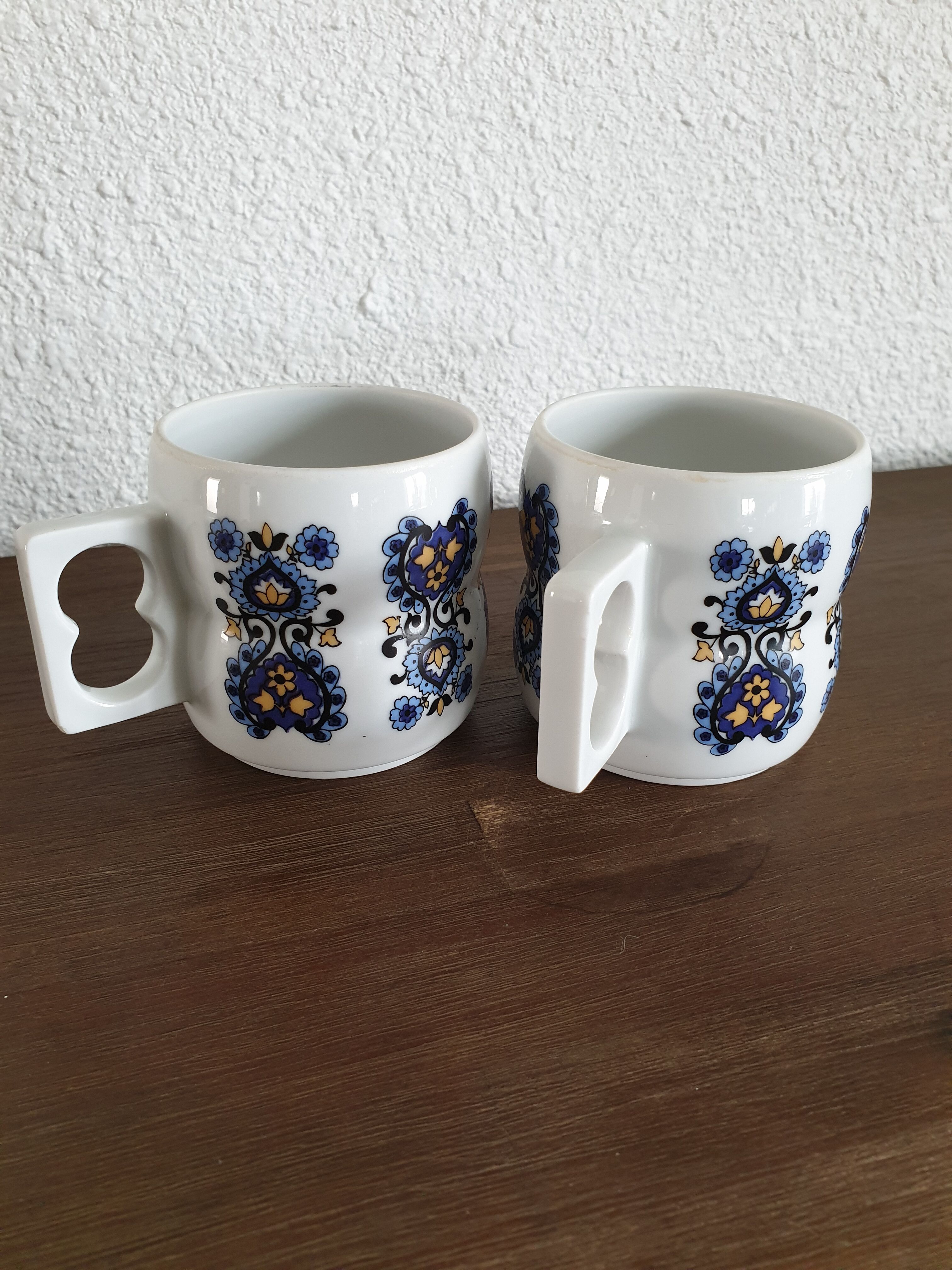 Porcelain mugs duo