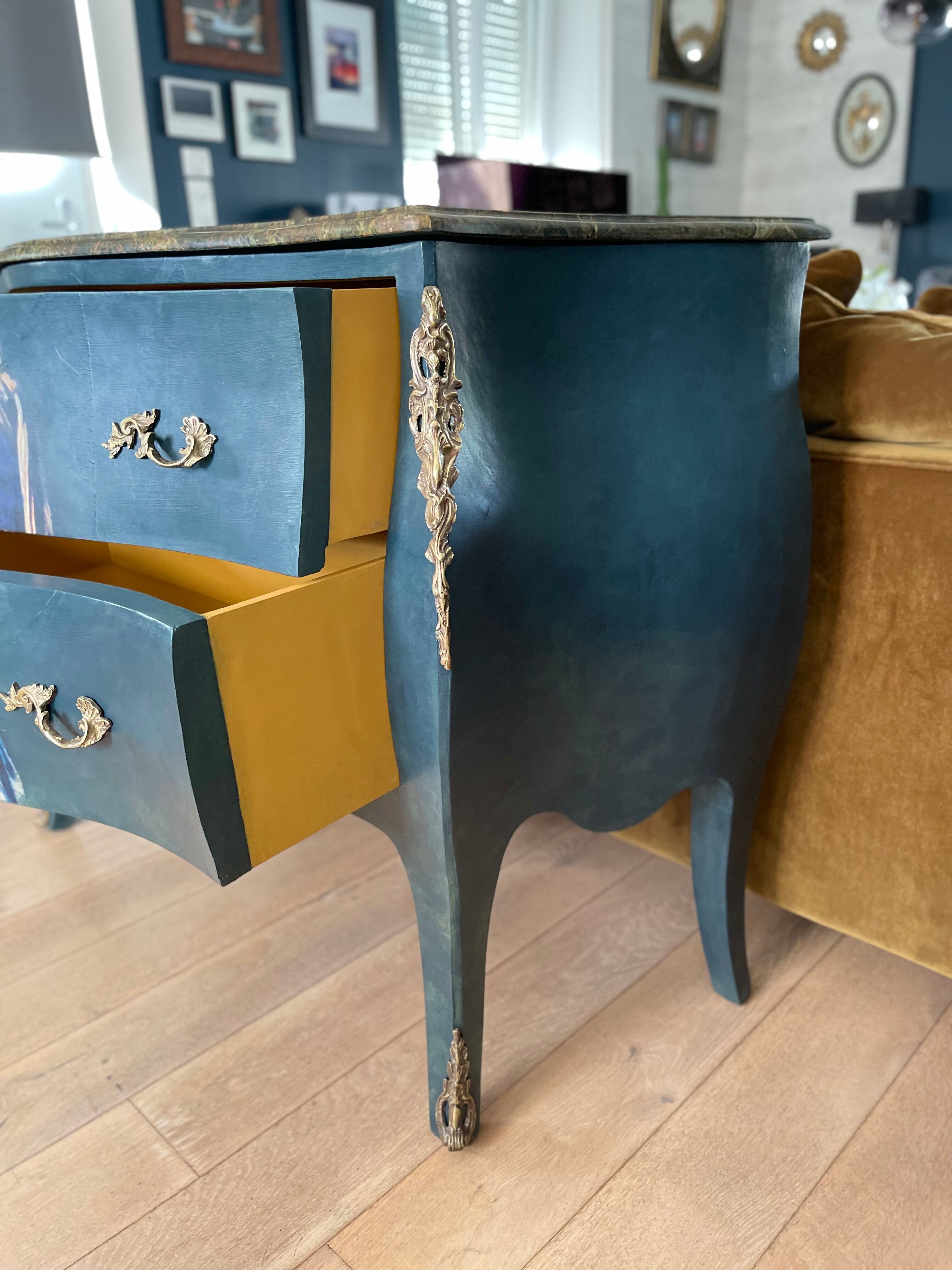 Commode patinée galbée de style Louis XV