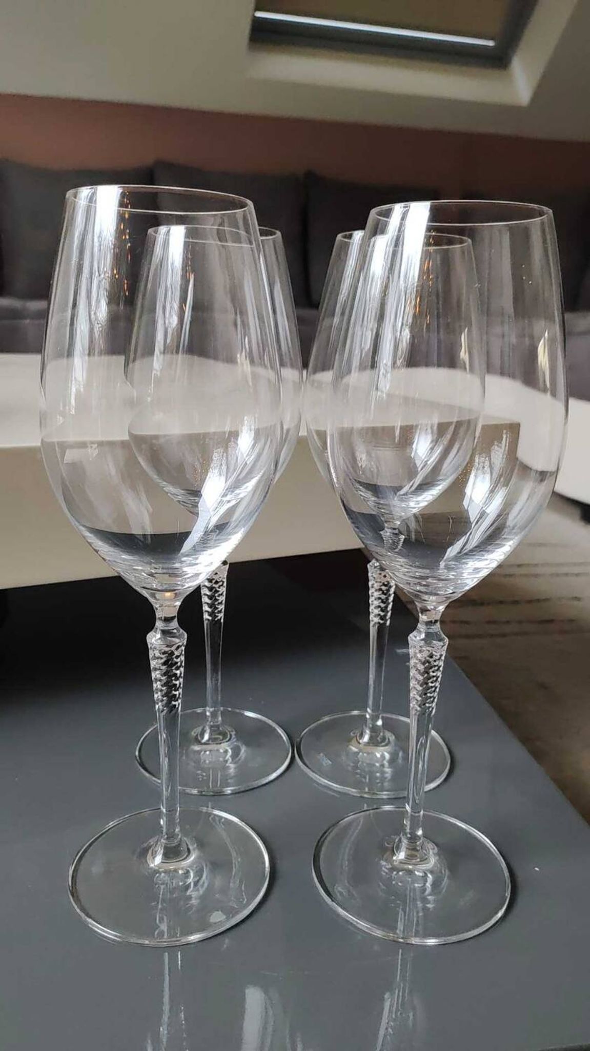 Set of 4 large red wine glasses. With a long twisted stem. Signed Schott Zwiesel. High 27 cm