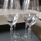 Set of 4 large red wine glasses. With a long twisted stem. Signed Schott Zwiesel. High 27 cm