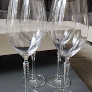 Set of 4 large red wine glasses. With a long twisted stem. Signed Schott Zwiesel. High 27 cm