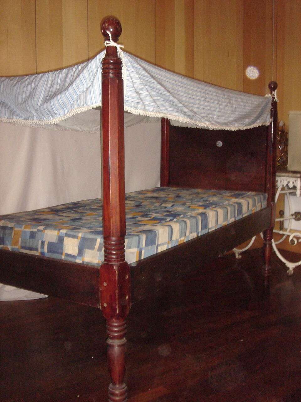 Cuban mahogany canopy bed