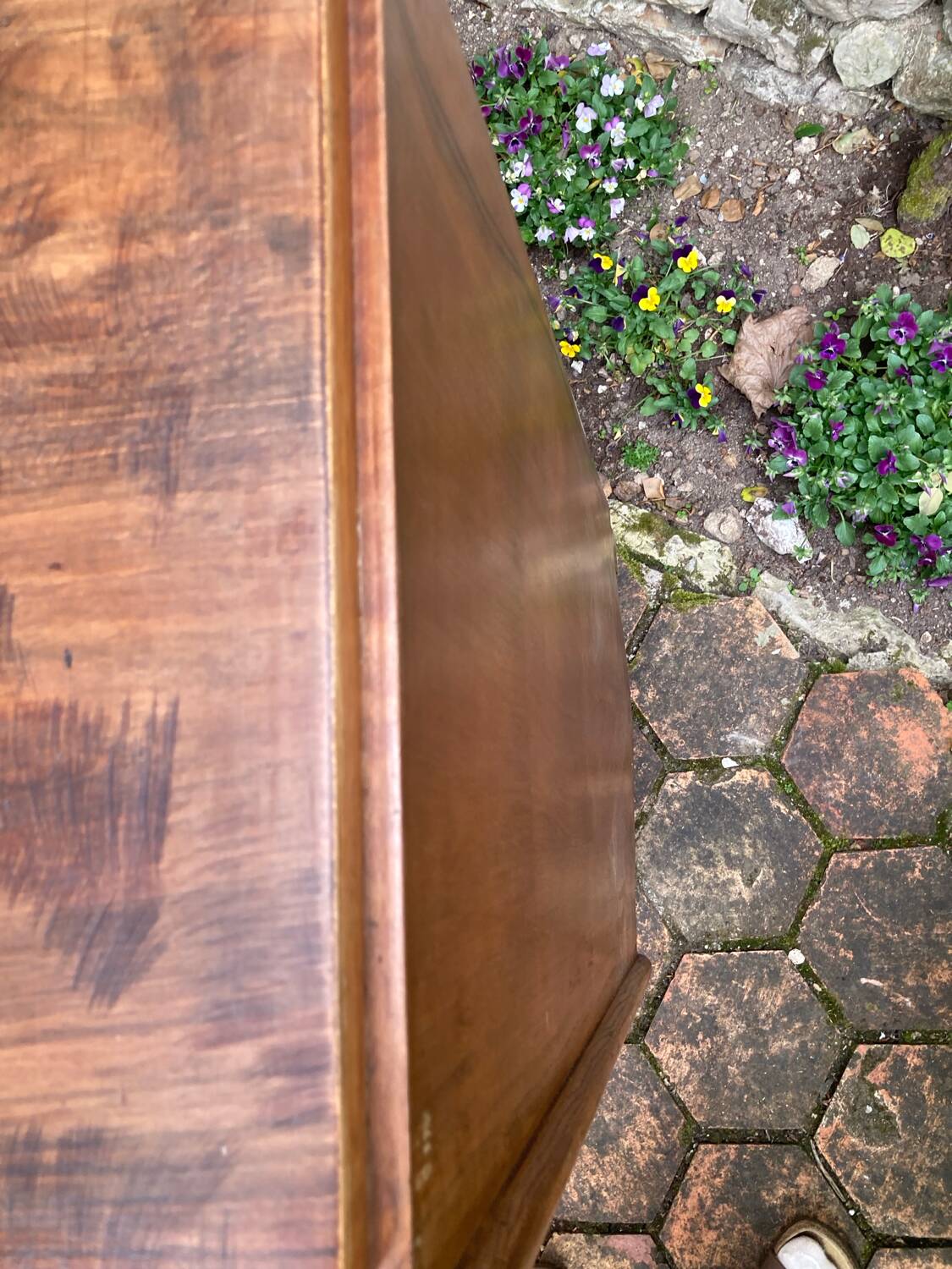 Compass leg chest of drawers