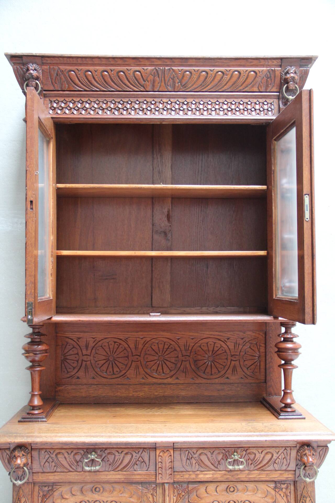 Imposing Neo-Renaissance oak sideboard, late 19th century.