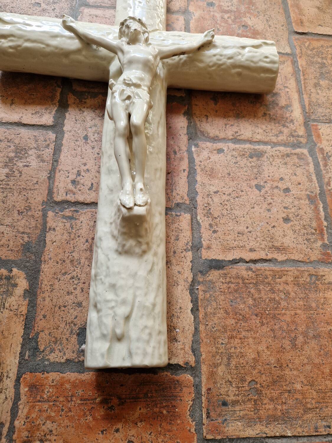 Grande croix crucifix ancien mural en céramique