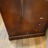 Meuble d'appoint anglais en placage d'if cuir et laiton