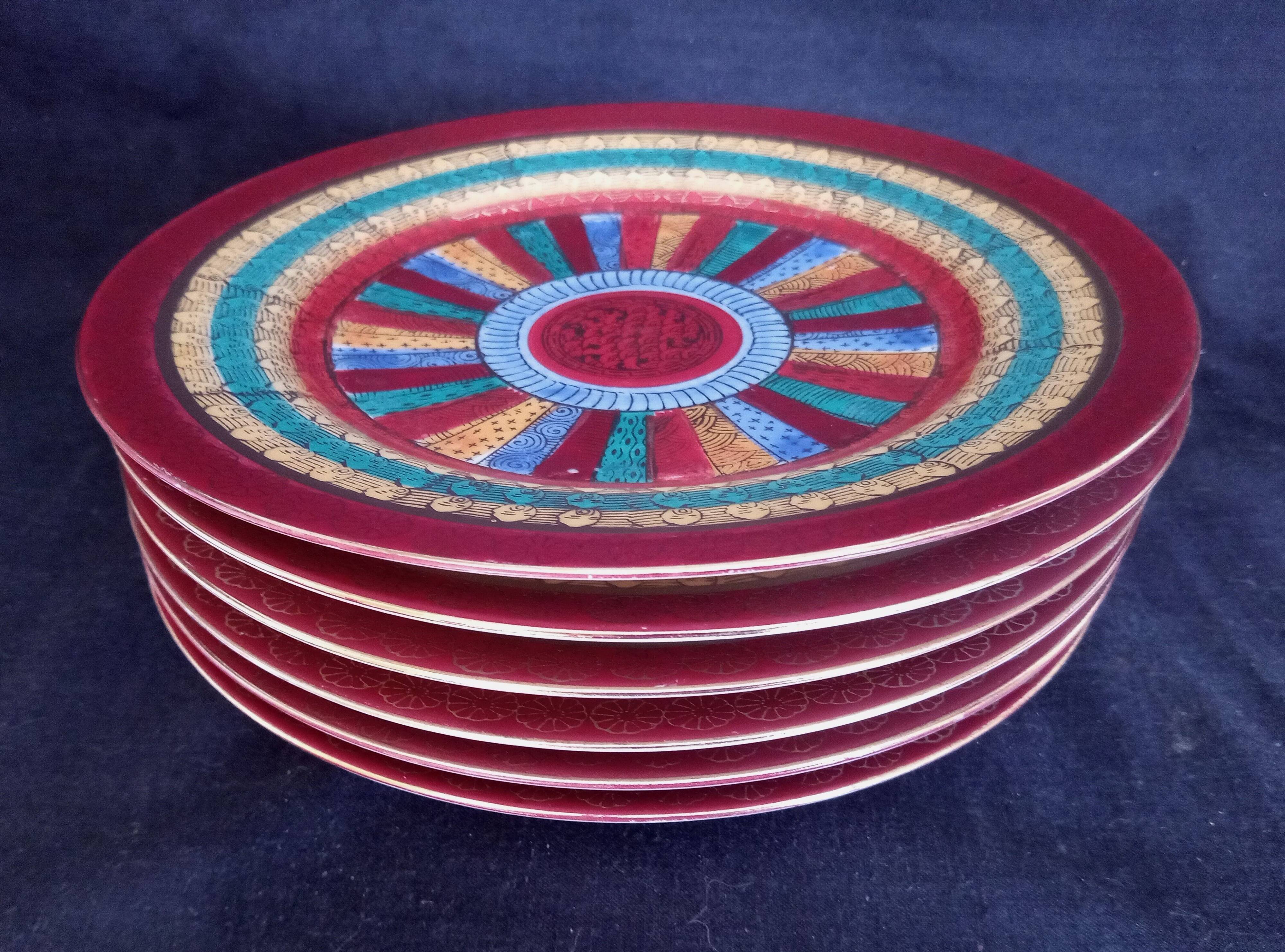 6 Assiettes à desserts en porcelaine japonaise décor géométrique et têtes d'hommes