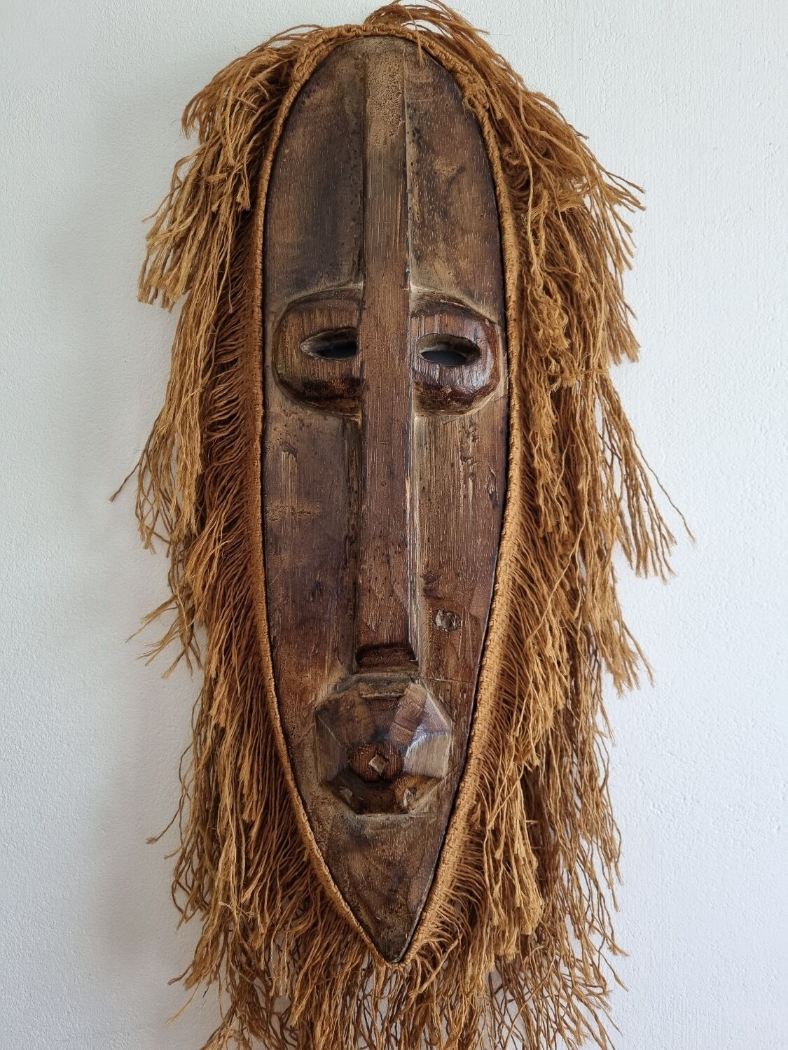 African mask in wood and rope Good condition