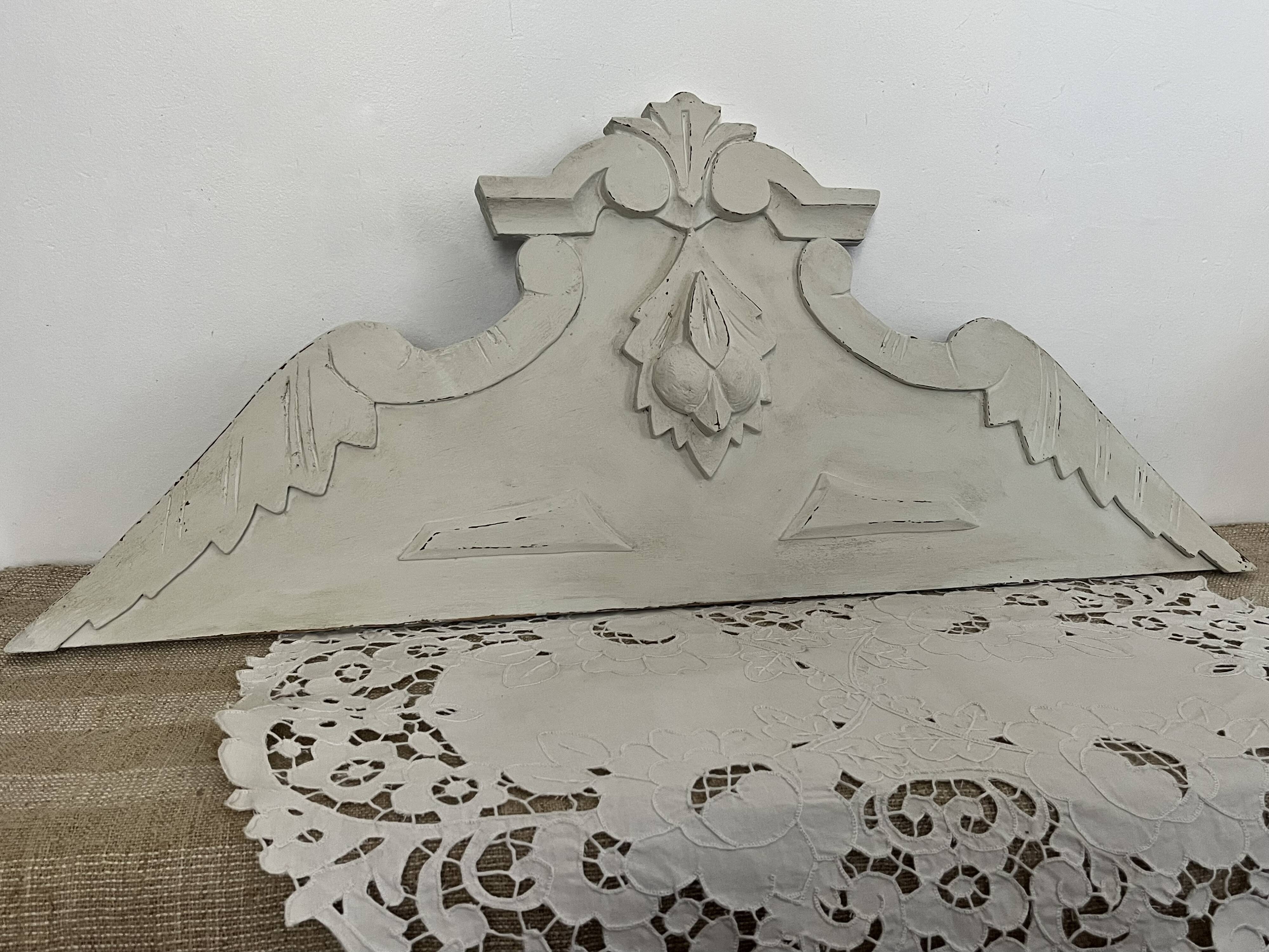 Fronton en bois sculpté