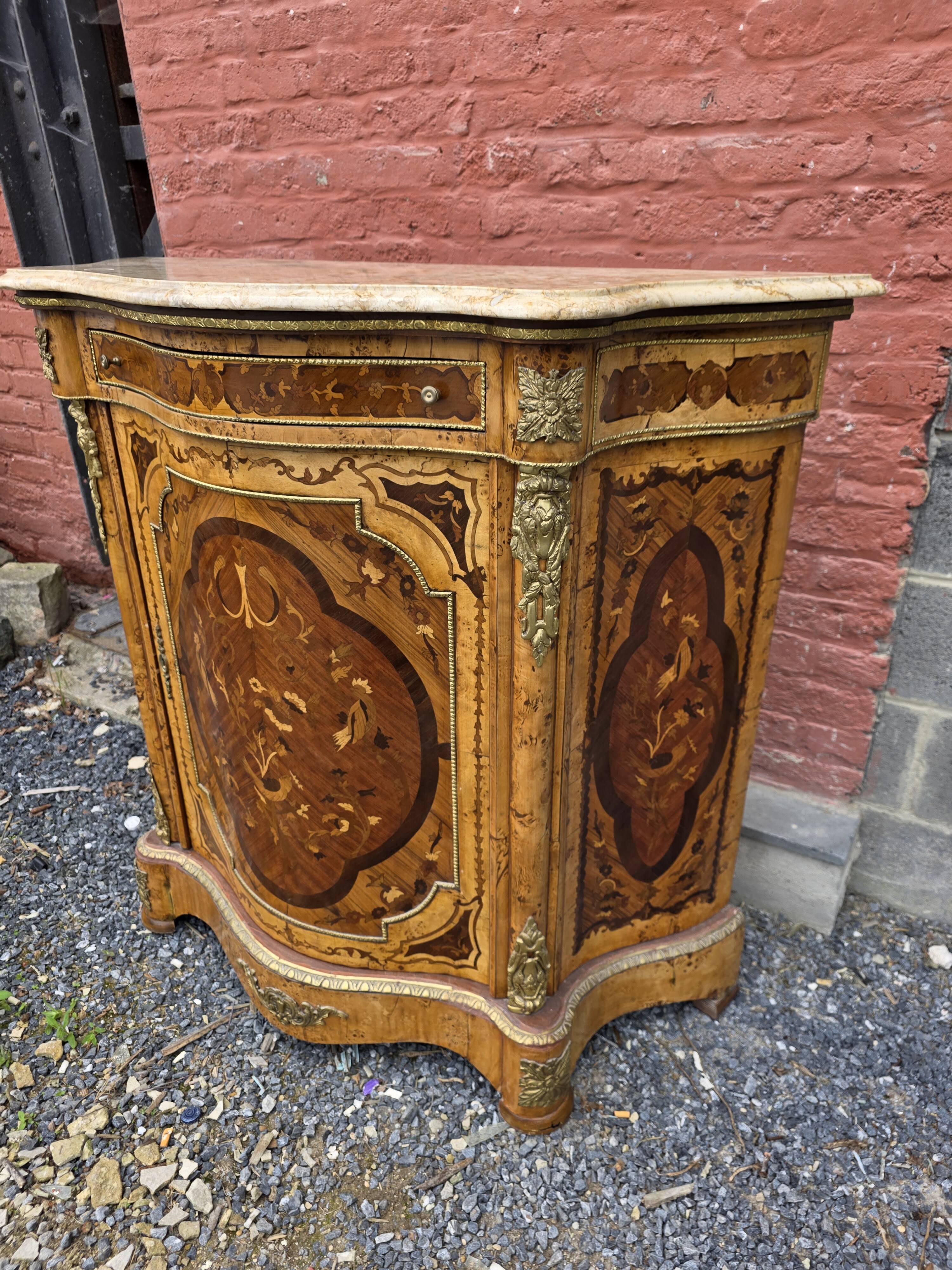 Low buffet in marquetry from the mid-20th century.