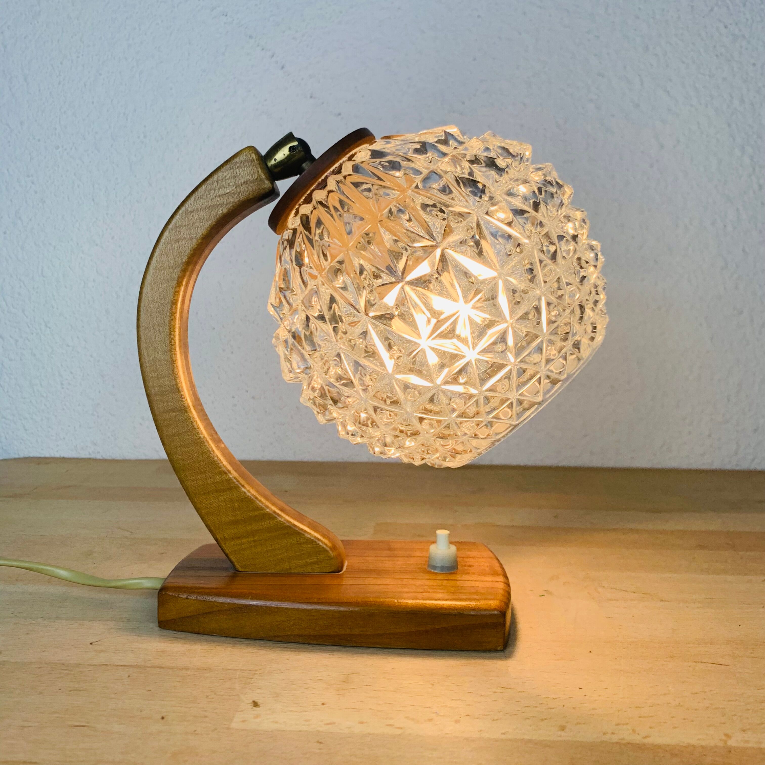 Lampe scandinave arc bois courbé globe verre ciselé