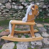 Cheval à bascule en bois