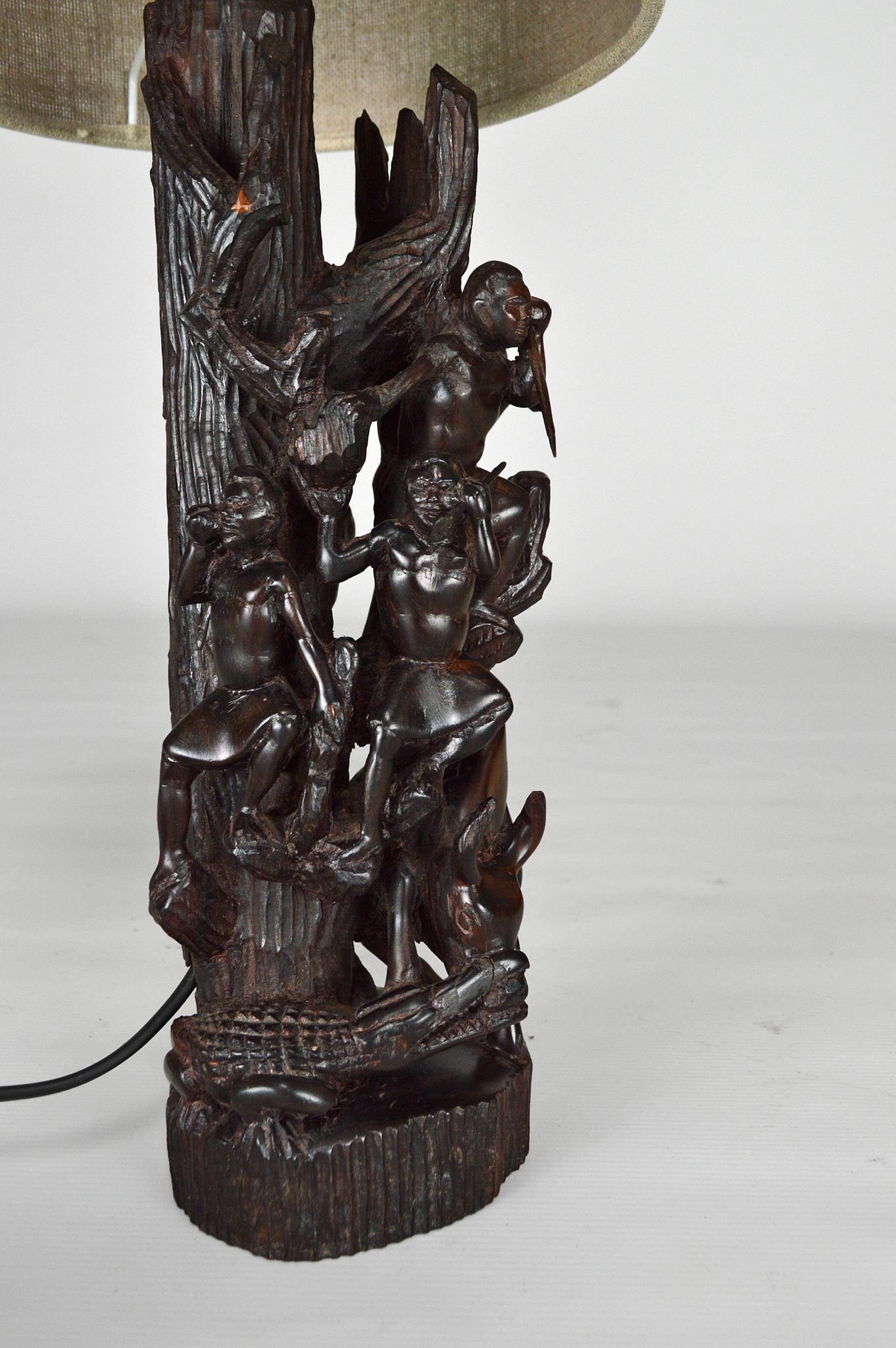 Lampe africaine en ébène sculpté, "Chasseurs, buffle et crocodile"