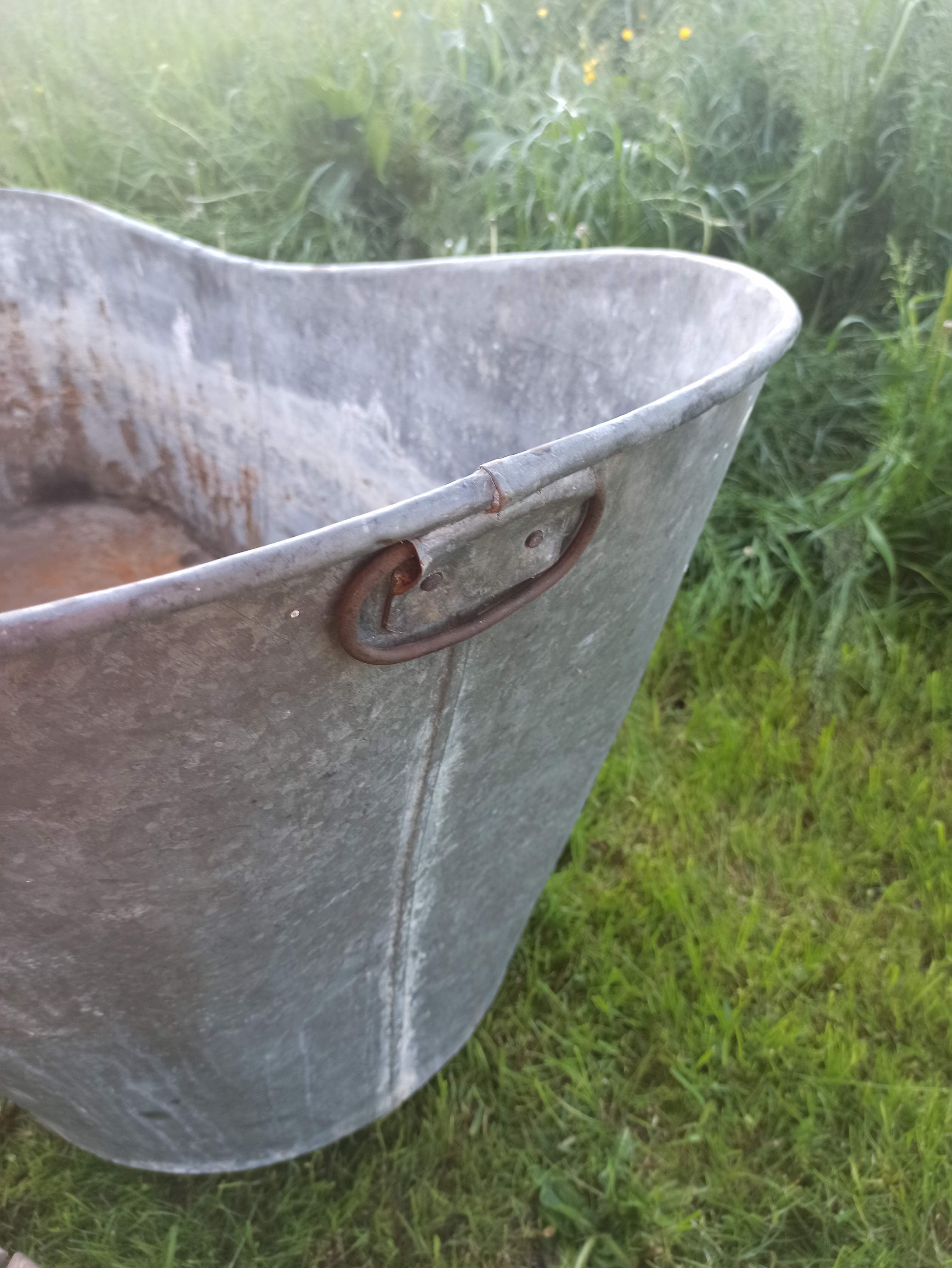 Ancienne baignoire en zinc pour le jardin.