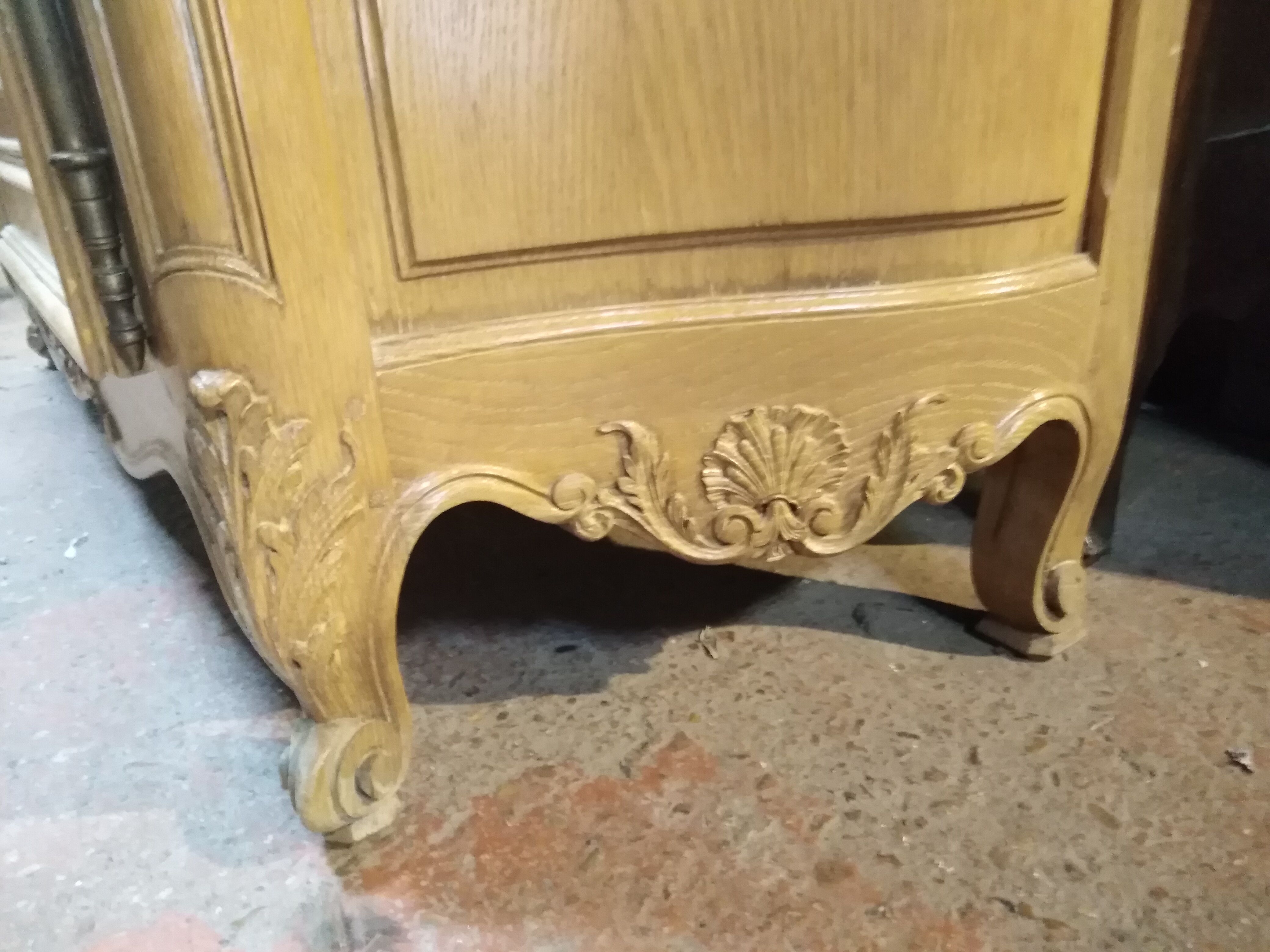 Curved buffet, sculpted Provençal style