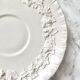 Tasse à bouillon et sous-tasse anciennes en faïence blanche de la Maison Wedgwood