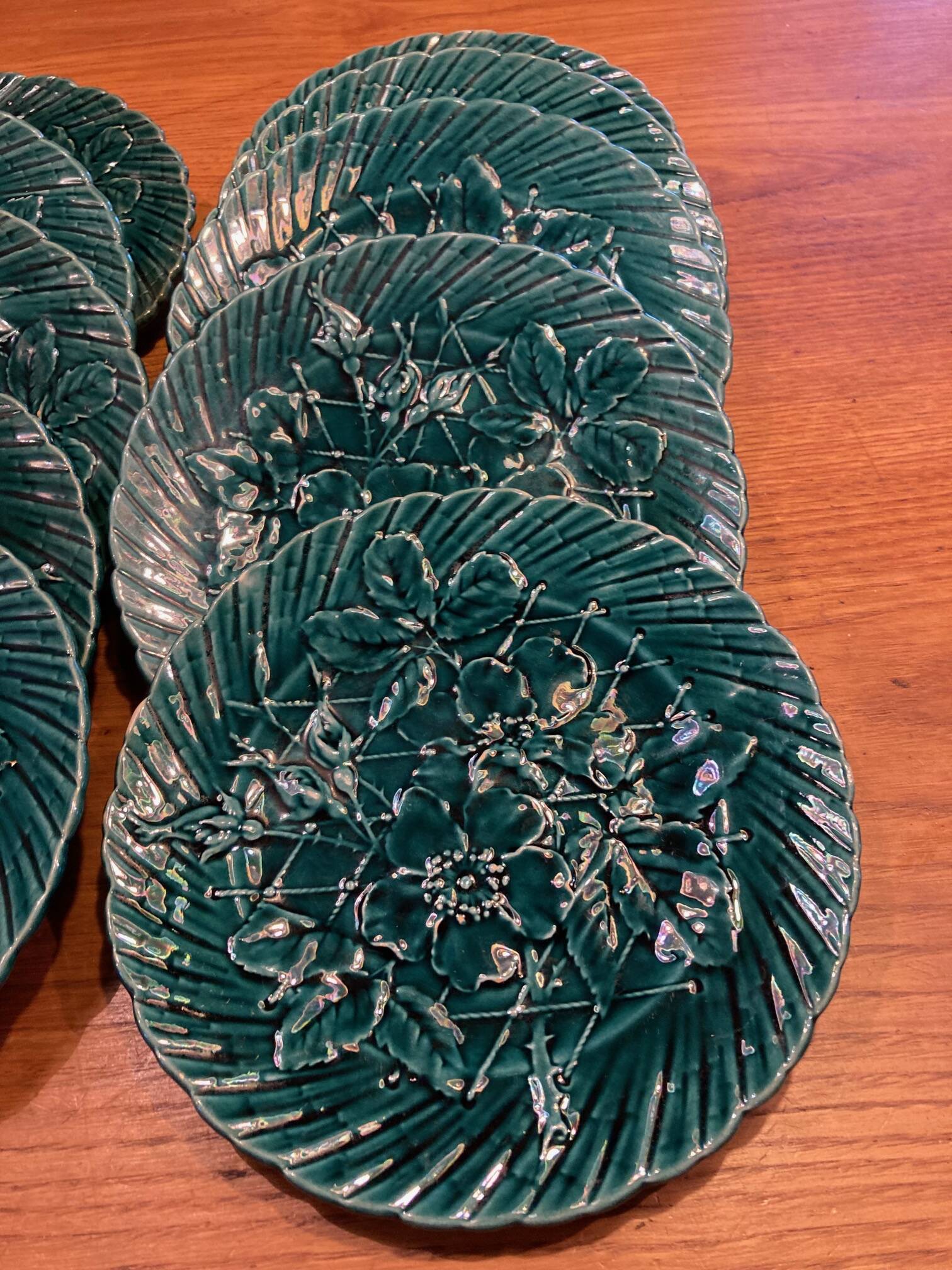 Set of 10 green earthenware dessert plates with a finely embossed floral pattern