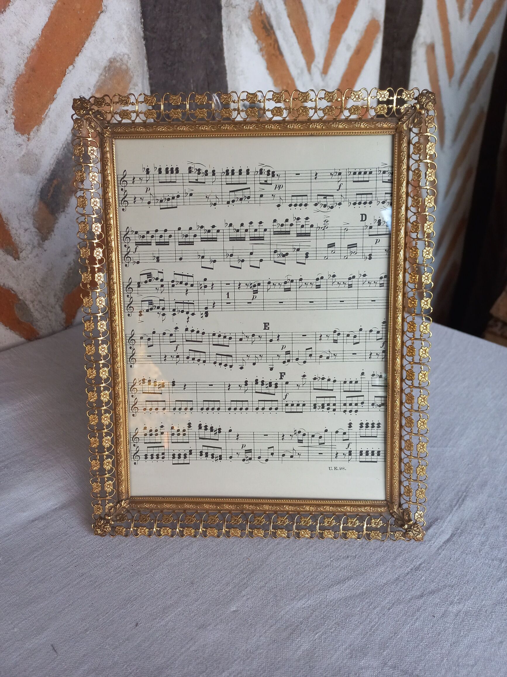 Chiseled gold pose photo frame