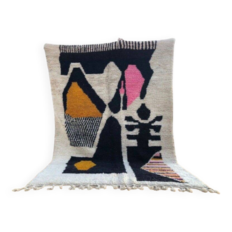 Traditional handmade Moroccan wool rug size 150 x 250 cm.