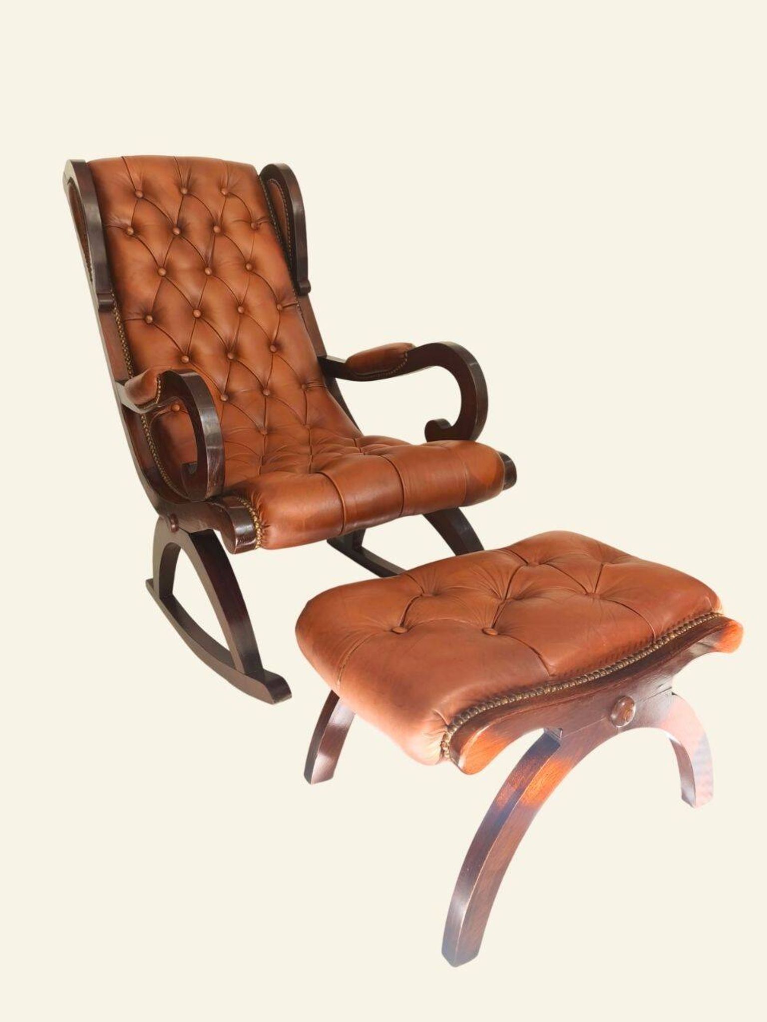 Fauteuil à bascule avec repose-pieds, bois et cuir capitonné
