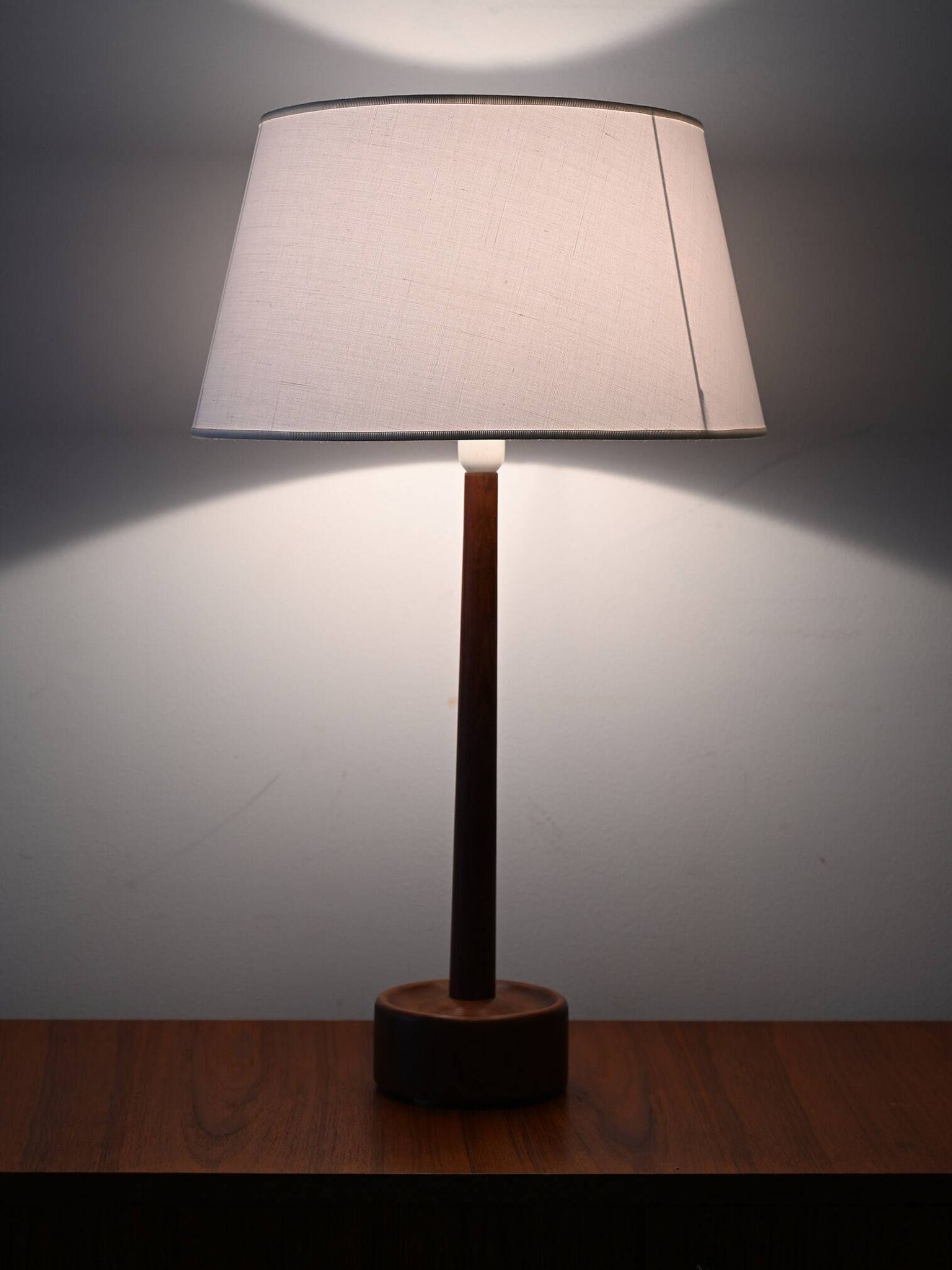 Lampe de table danoise en teck tourné des années 1950/60
