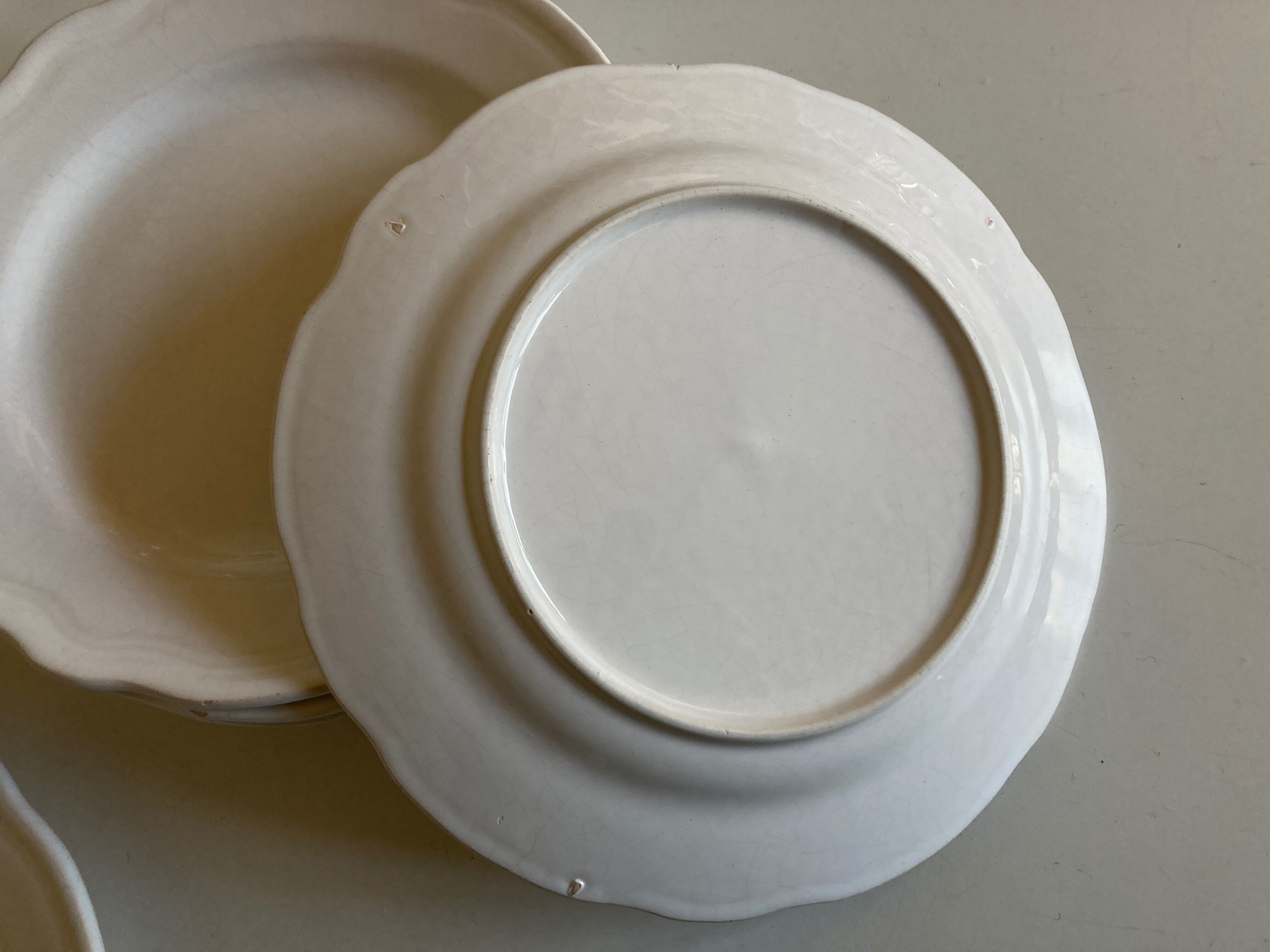 Set of 7 Mougins plates in white enamelled clay with gadroons