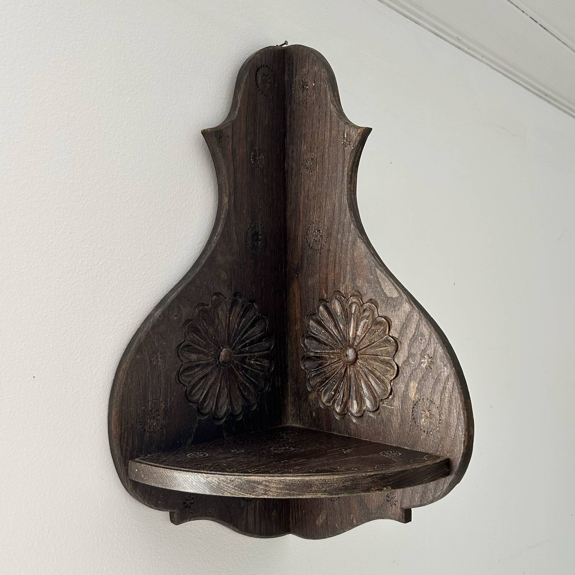 Breton corner shelf